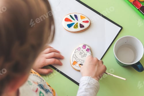 Preview: child paints glazed gingerbread cookies form Easter eggs carrots brush. Food Coloring Creativity Kit