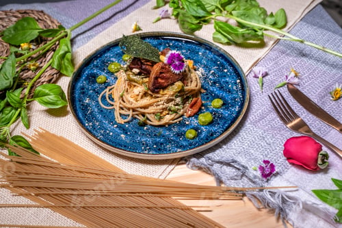 Preview: Vegan pasta with jackfruit topped with seaweed.