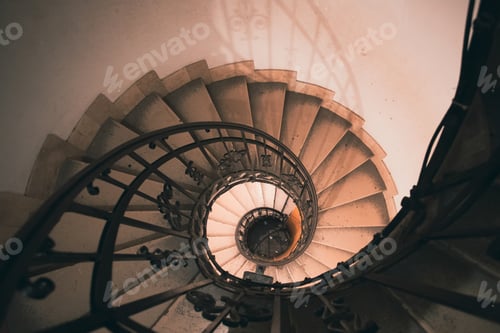 Vorschau: Wendeltreppe aus Stein in der Basilika St. Stephen in Budapest, Ungarn
