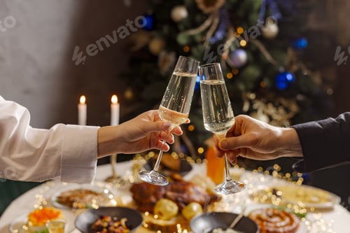 Visualização: mãos com taças de champanhe de perto no fundo de uma mesa festiva de Natal