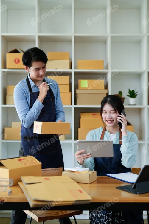 Preview: Asian couples doing SMEs deliver their products online to customers who order products via the