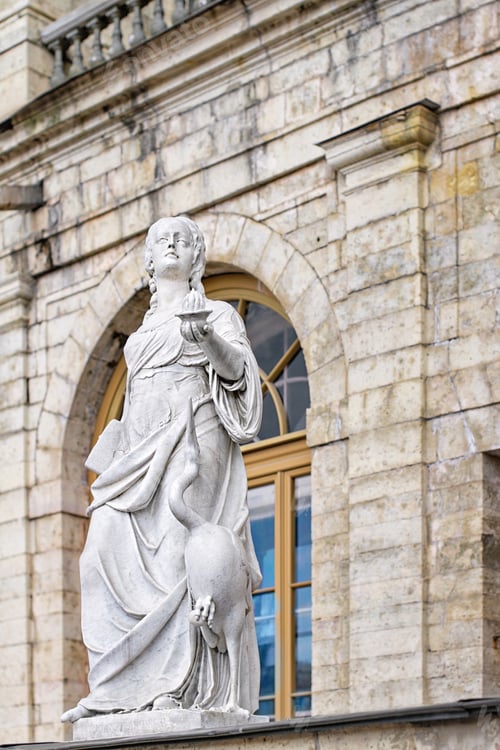 Preview: Sculpture of a woman near the Palace in Petersburg