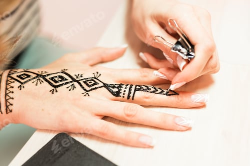 Preview: Drawing process of henna menhdi ornament on woman's hand