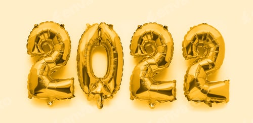 Visualização: Números do ano novo de 2022 em balões dourados em bege