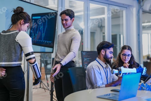 Vista previa: Un equipo de robótica desarrolla una nueva extremidad biónica e inspecciona el prototipo