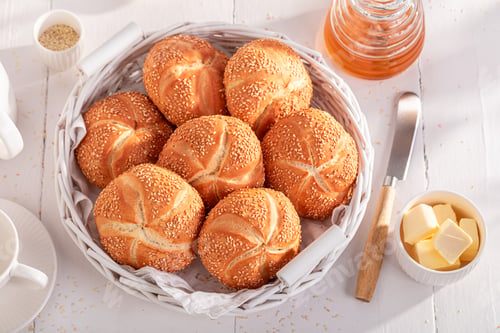 Preview: Tasty Kaiser rolls with sesame seeds for breakfast.