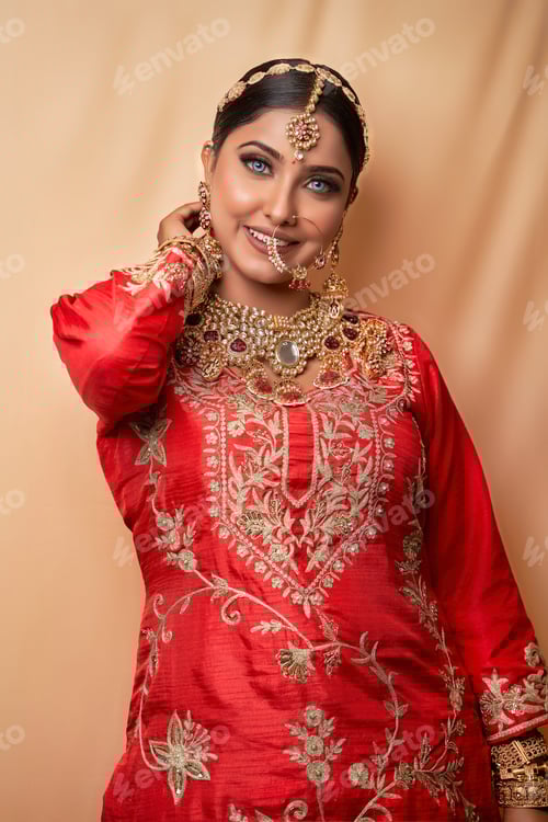 Preview: Beautiful Bridal woman in wedding dress and cultural jewelry