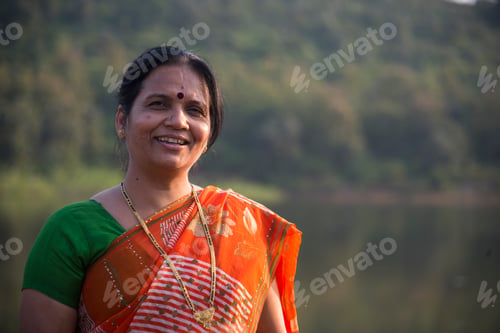 Preview: Indian woman in front of lake