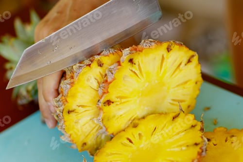 Preview: Knife and slices of fresh ripe pineapple