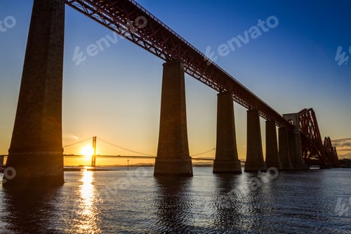 Vista previa: Puesta de sol entre los dos puentes de Escocia en verano