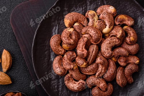 Preview: Cashew nuts in shell in bowl