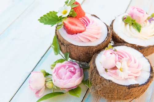 Preview: Coconut cupcakes with flowers, strawberries and cheese cream