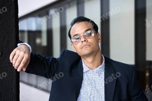 Preview: Confident latin man wearing sunglasses in modern urban setting