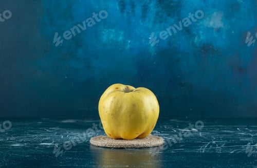 Vista previa: Membrillo amarillo fresco sobre fondo de mármol