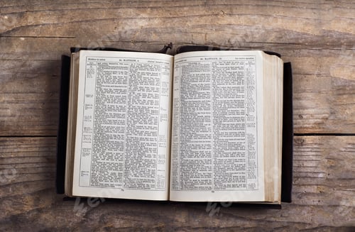 Visualização: Bible on a wooden desk