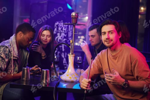Vista previa: Looking into the camera. Group of friends having fun in the night club together