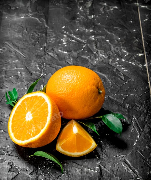 Preview: Fresh ripe oranges with leaves.