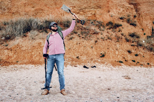 Preview: Male with metal detector found something on the beach