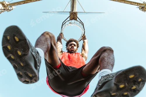 Vista previa: Joven jugador de baloncesto entrenando en la cancha