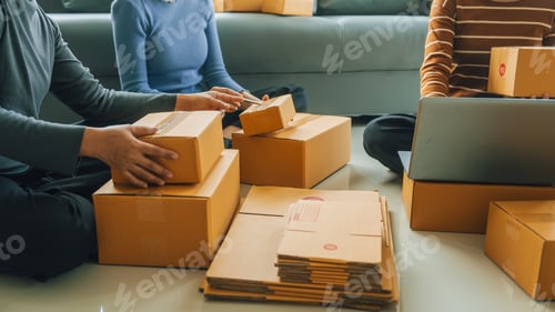 Preview: SMEs small business owner parcel delivery, A family of mothers and daughters helped each other