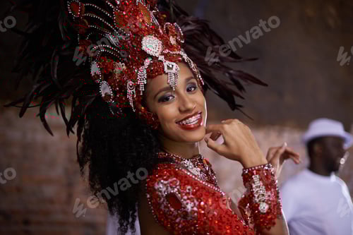 Preview: Glamourous dancing queen