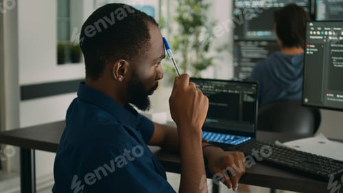 Vista previa: Ingeniero de sistemas afroamericano pensando en el desarrollo de scripts html