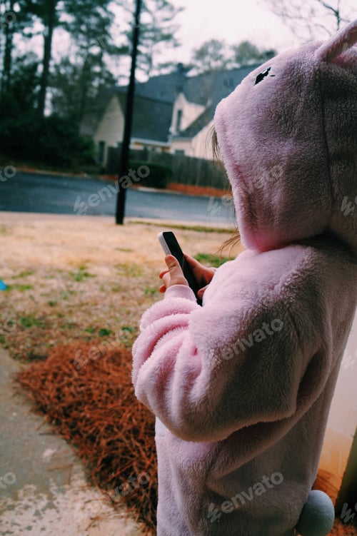 Preview: Casually taking pictures in her bunny costume 🐰📲