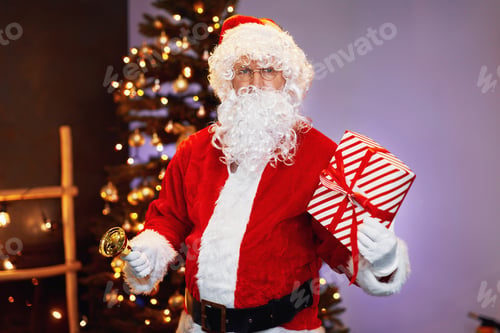 Preview: Santa Claus and Christmas tree with present