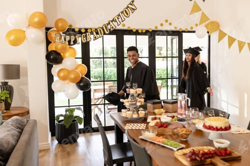 Visualização: Graduados comemorando em casa com comida e enfeites, sorrindo e curtindo o momento