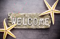 Preview: Welcome Sign with Starfish on a Grey Background