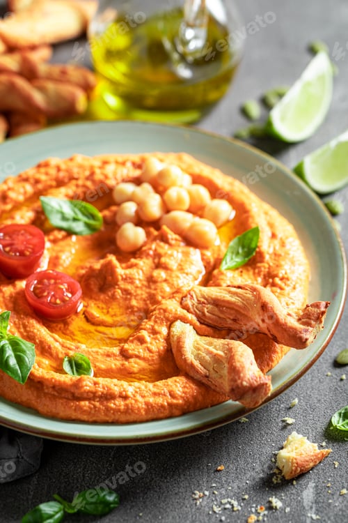 Vista previa: Traditional and delicious tomato hummus as healthy and quick snack.