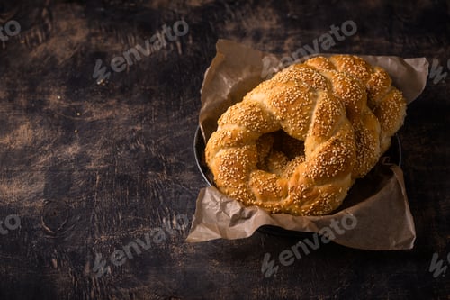 Preview: Traditional Turkish bagel simit with sesame