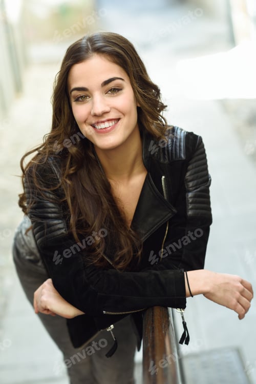 Preview: Woman in urban background wearing casual clothes