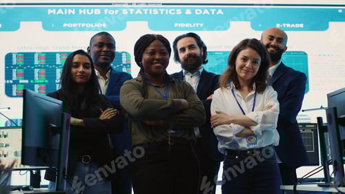 Vista previa: Grupo diverso de profesionales de negocios posando juntos en la sala de monitoreo