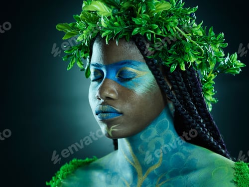 Visualização: Coroa natural, mulher negra e beleza do rosto com maquiagem em fundo escuro com folha tropical. Fai