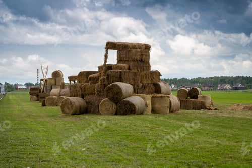 Preview: tractor from straw bales in the field