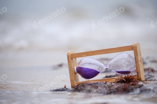 Preview: Close-up photo hourglass at the beach