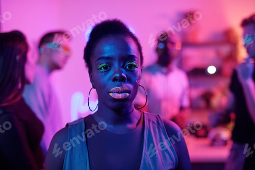 Preview: Woman Wearing Glitter Makeup at an Event