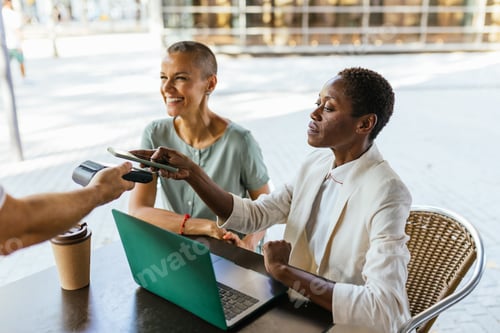 Preview: Businesswoman making a payment at a cafe