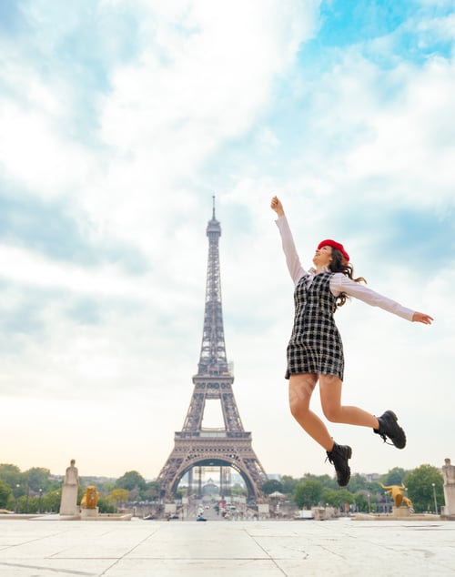 Preview: Beautiful young woman visiting paris and the eiffel tower