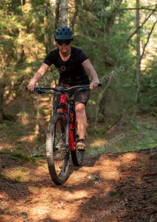 Preview: Female cyclist on her mountain bike