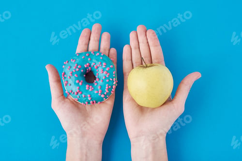Vorschau: Frau wählt zwischen Apfel und Donut in ihren Händen. Gesundes Lebensmittel-Konzept