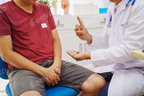 Preview: A man consults a doctor in a hospital for male urinary tract infection.doctor advises on symptoms