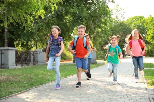 Vista previa: Lindos niños pequeños con mochilas corriendo al aire libre. Escuela primaria