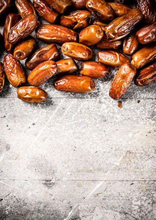 Preview: A pile of ripe dates on the table.