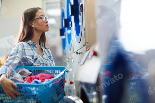 Preview: Maid with laundry-basket