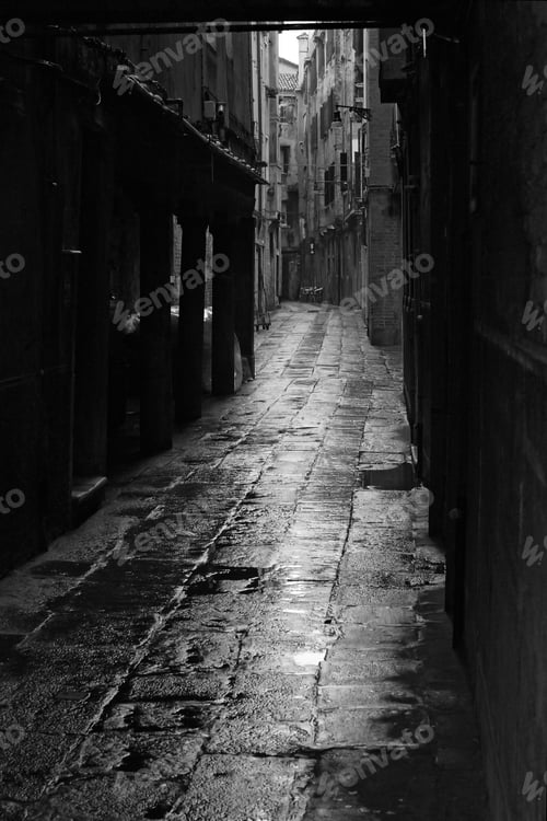 Preview: Dark alley in Venice
