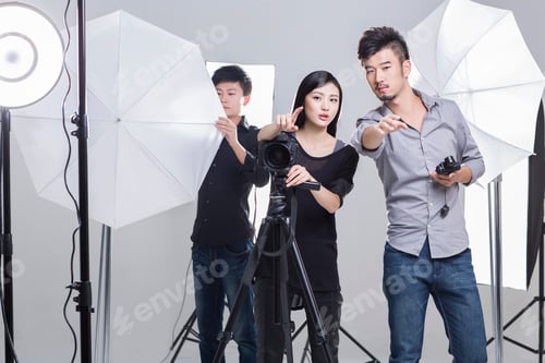 Preview: Photographers working in studio