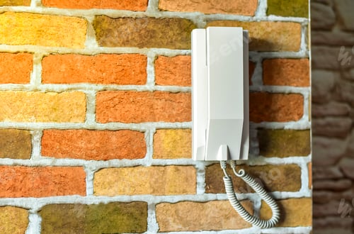 Preview: the intercom call while holding the phone to your ear