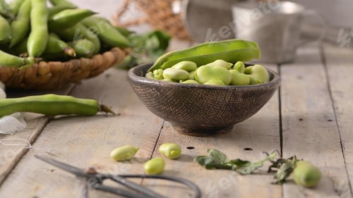 Preview: Fresh and raw green broad beans